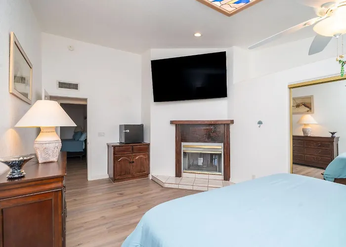 Oceans 11, Canal Front Family Fun, 60-ft Dock Holiday home *